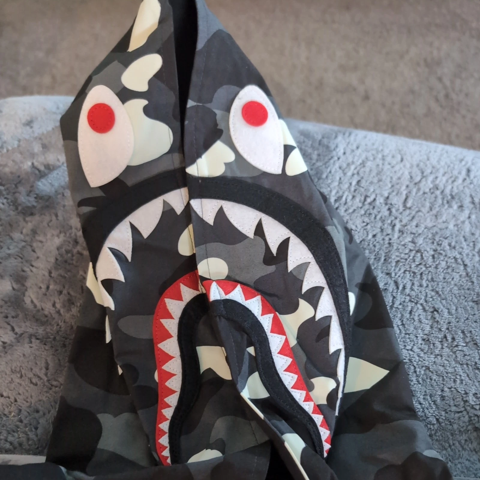 A BATHING APE (BAPE) city camo shark zip felpa giacca BAPE A Bathing Ape taglia M BAGLIORE AL BUIO