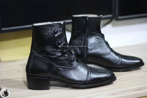 Stivaletto camoscio con bottoni oro tacco interno