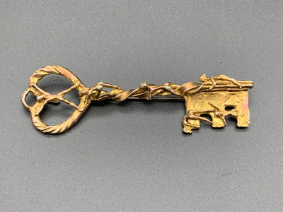 Erwin Pearl Gold Tone Nude Ladies Key Brooch (741) 