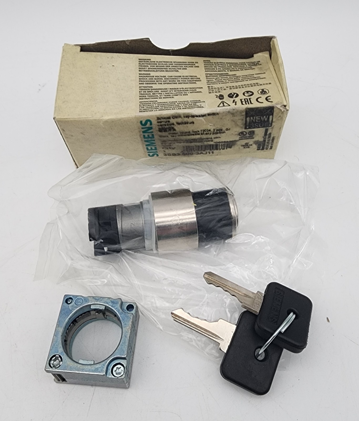 SIEMENS 3SB3500-3AJ11 REMOVABLE KEY SWITCH (0+1) 2 POSITION 3SB35003AJ11