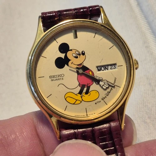 Vintage Seiko Day Date 5Y23-7079 Mickey Mouse Quartz Wristwatch Japan Gold Tone