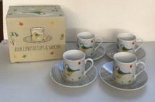 Quatre tasses et soucoupes à expresso