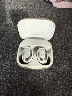 JBL Live Free 2 True Wireless Noise Cancelling Earbuds Silver Great Condition