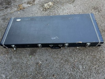 THOMANN BREITER HARTGITARRENKOFFER. IDEAL FÜR EINE EXPLORER-FÖRMIGE GITARRE.