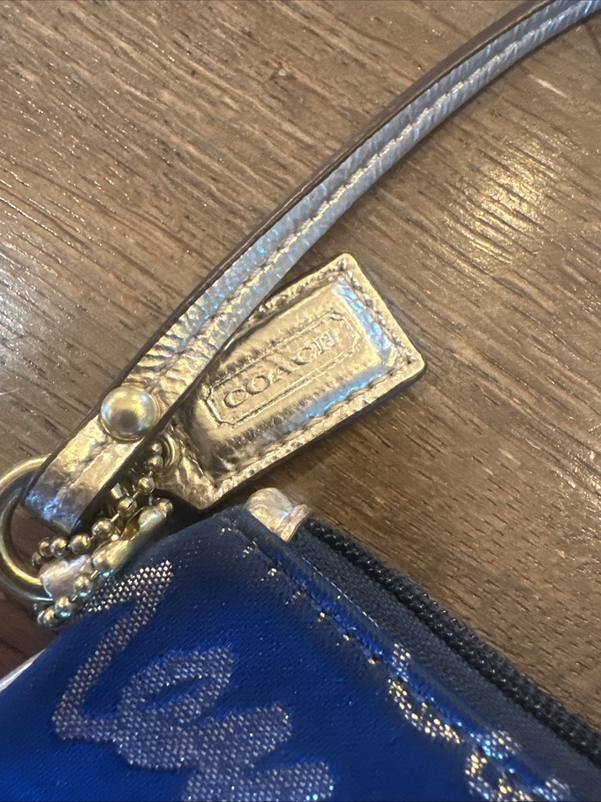 Coach Wristlet donna New York scritta blu navy con cuore oro e bordo in pelle oro