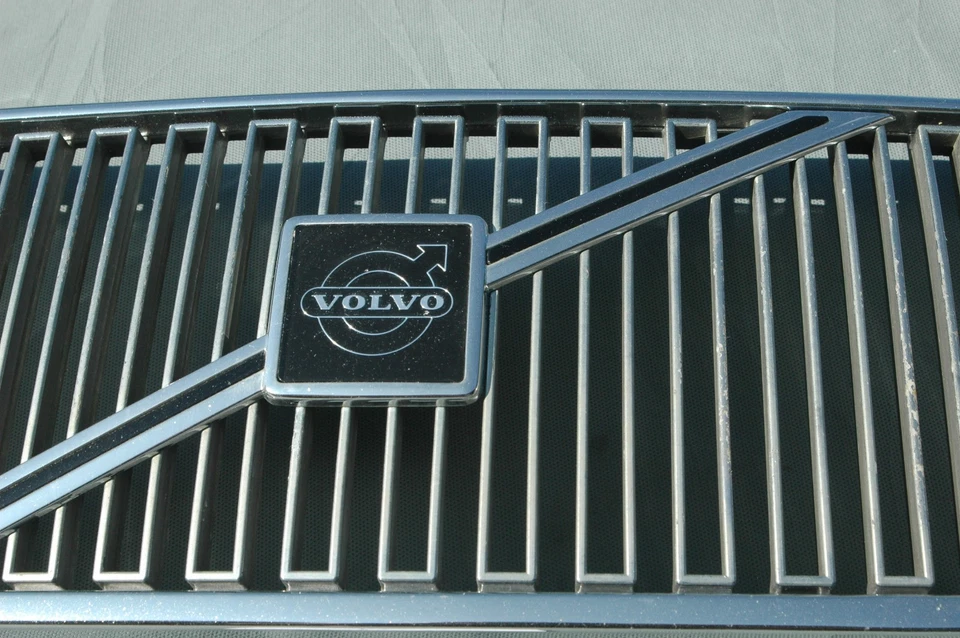1992-1995 Volvo 940 Turbo Front Grill OEM #358887 - Image 4 of 4