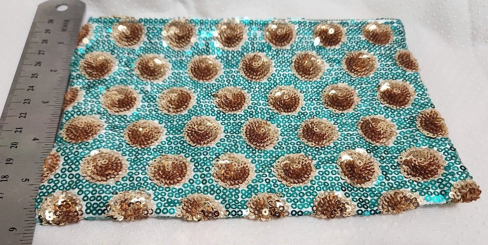 Cartera Tarte Sequence. Color: verde y marrón. Talla 8" por 5". Foto 4 de 4