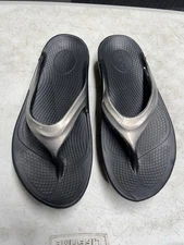 OOFOS Women's 9 Silver Black Flip Flop Thong Sandals Size W9/EU 40