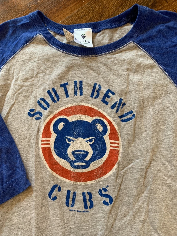 Camiseta MiLB South Bend Cubs Suave como una Uva Camiseta Azul Juvenil Grande Raglán Foto 2 de 4