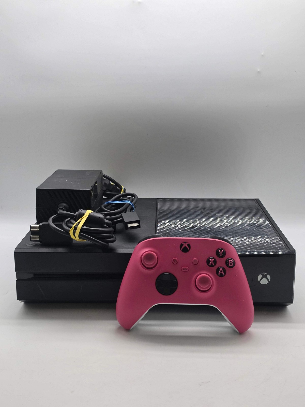 Microsoft Xbox One (1540) 2013 512GB Black W/Controller and cords