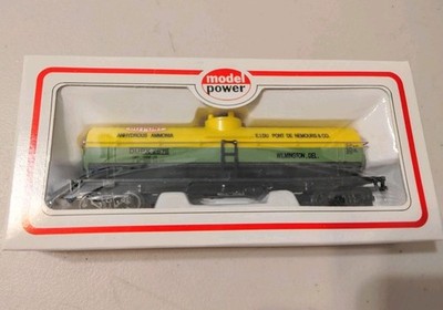 Ho Scale Tank Train DUPONT New In Package
