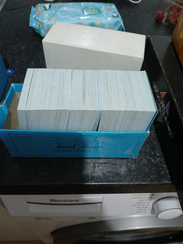 YOUNG PLAYERS  EDITION TRIVIAL PURSUIT CARDS - Additional 500 Spare Cards - Image 3 of 4