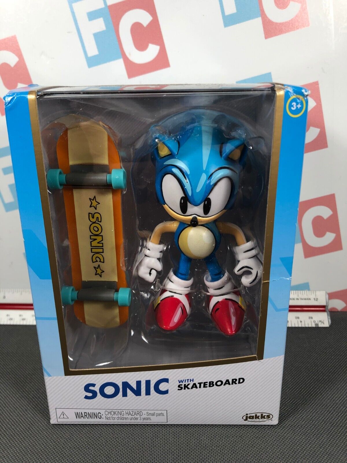 Sonic the Hedgehog 4 Inch JAKKS Gold Collector Action Figure - Classic Sonic  with Skateboard with 11 Points of Articulation 