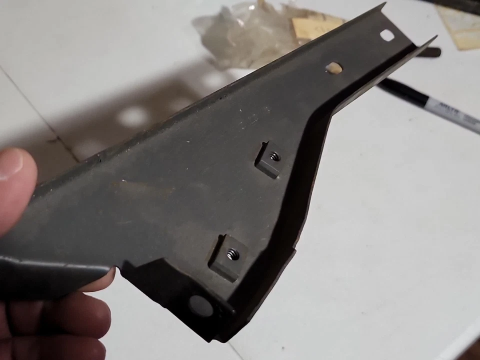  1964 1965 Plymouth Valiant Cuda NOS MOPAR 2578626 bloqueo de capó soporte vertical equipo original Foto 3 de 4