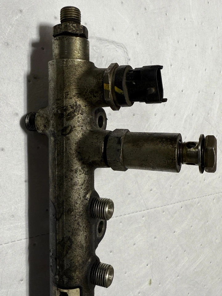 Riel de combustible para 06-07 Dodge Ram 2500 5.9 3957077 diésel Foto 3 de 4