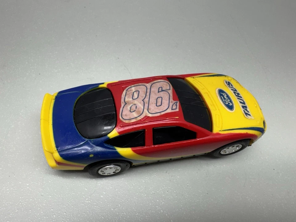 1998 Ford Taurus #98 1/43 Scale Slot Car Nascar Stock Car Has A Bad Tire - Image 3 of 4