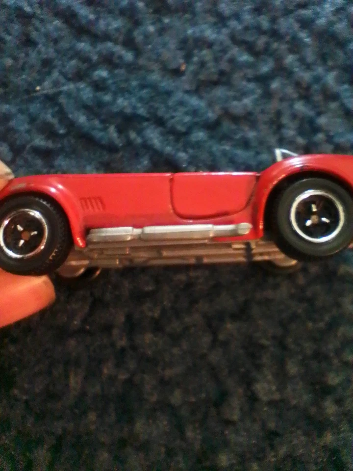 Coche de colección Shelby Cobra Hot Wheels 1965 rojo. Foto 2 de 3