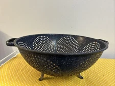 VTG 11” Enamelware Granite Colander Blue Black White Speckled 3 Legs RustHandles