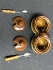 Salsa/Jam Condiment Set Holder Ceramic Pots Lids Spoons Two Toned Brown — photo 3
