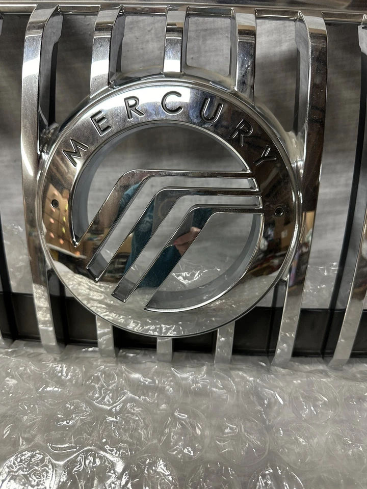 Parrilla Mercury Mountaineer 2008-2010 Ford P/N 8L9Z-8200-A OEM nueva en caja original Foto 2 de 4