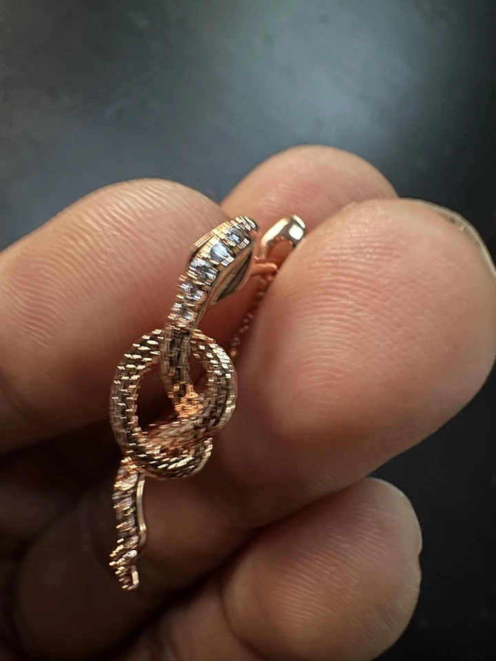 Aretes de circón envueltos en serpiente serpentina estampada 585 14K RG Foto 2 de 4