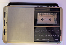 ITT TINY CASSETTE 220 KOFFER RADIO Guter Zustand 220V 50-60 Hz ungeprüft