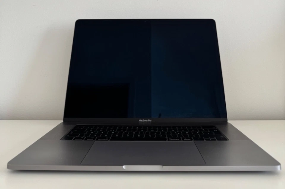 Apple MacBook Pro 15 Zoll (500GB, Intel UHD Graphics 630, 1536 MB, 16GB) 2018