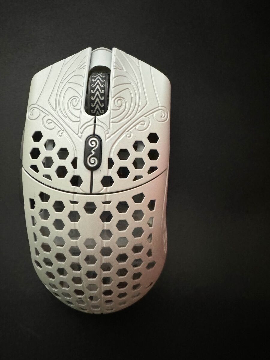 FinalMouse Starlight-12 Pegasus (Medium) - White, Perfect FinalMouse Starlight-12 Pegasus (Medium) - White, Perfect