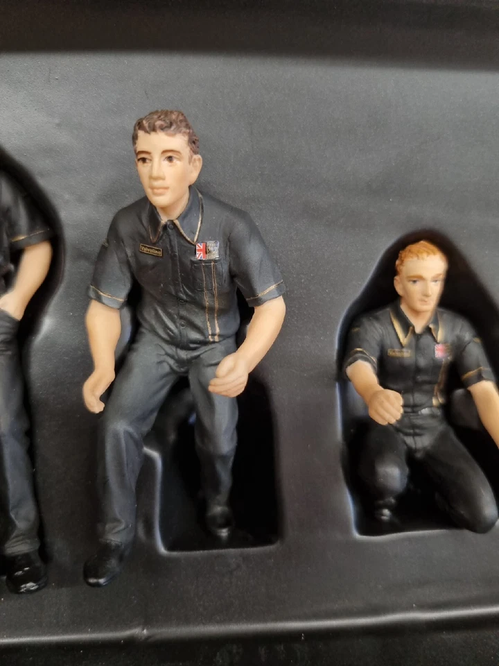 Truescale TSM12AC08 F1 Pit Crew Figurines Team Lotus F1 JPS Set Of 6 1/18 Scale - Image 4 of 4