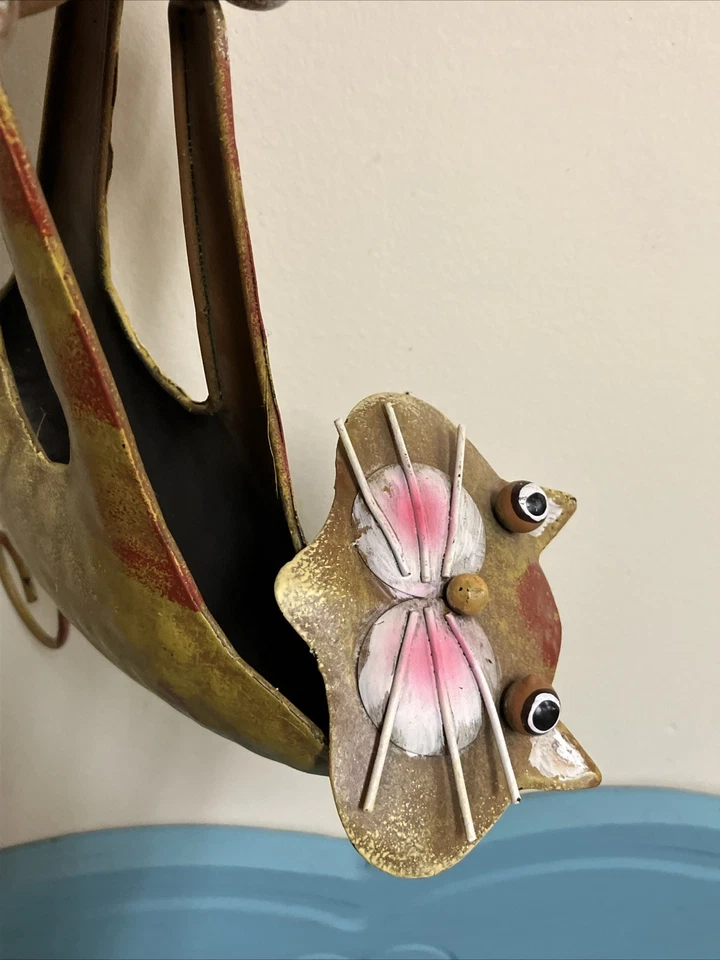 Caprichosa Escultura de Metal Gato SILLY Al Revés Hilo Rojo Bola Decoración Exterior Foto 3 de 4