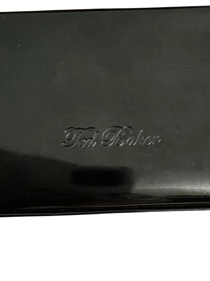 Cartera sin asas Ted Baker London charol negra con ribete dorado rosa Foto 2 de 4