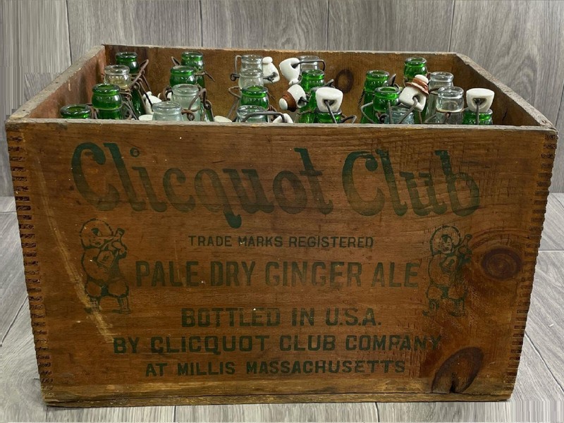 Vintage CLICQUOT CLUB Ginger Ale ESKIMO Wood Crate & 23-GLASS BOTTLES w STOPPERS