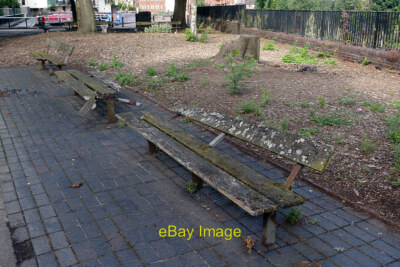 Foto 12x8 kaputte Bänke am Cambrian Wharf kurz hinter dem Ende des Bas c2021
