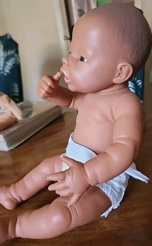 Berjusa realistico neonato nero africano vintage succhia pollice ragazza anatomica - Foto 7 di 15