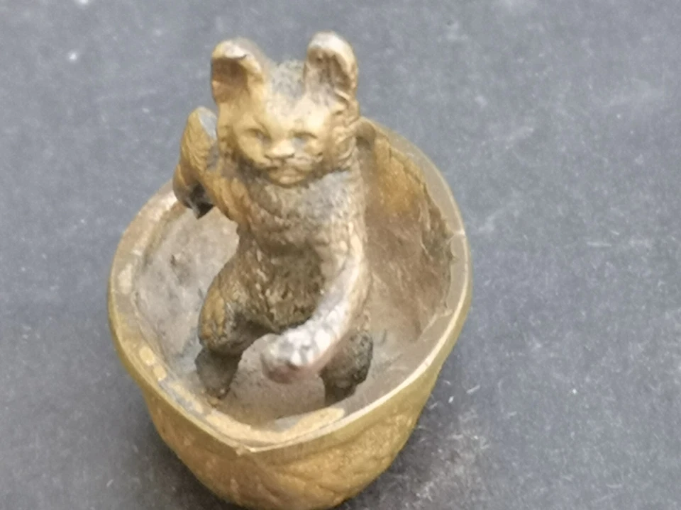 Bronze miniature chat dans un coquille de noix Dimensions 4 x 4 cms Signature - Photo 2/4