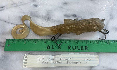 9 inch  gold flecked rubber muskie innovations bull dawg muskie crank lure