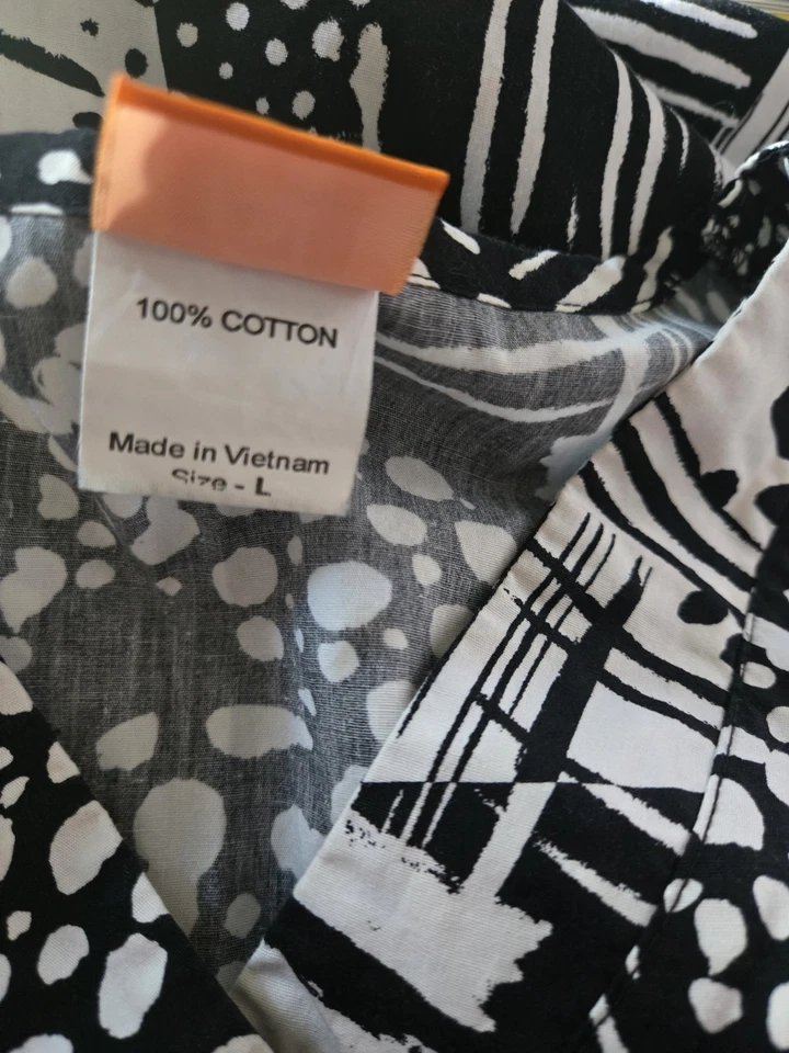 ICU By Barco Scrub Top size L-Black/White Abstract V-Neck-Chest 22.5"/L 26.5" - Image 4 of 4