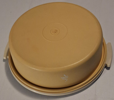 TUPPERWARE Australia Round Cake Serving Dish 719 3 & 720 4 Vintage Beige Pair.