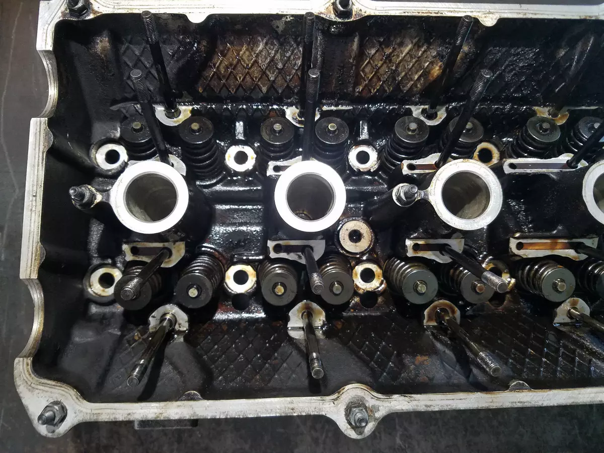 BMW M52B20 SINGLE VANOS ENGINE CYLINDER HEAD + VALVES 1748393 e36 