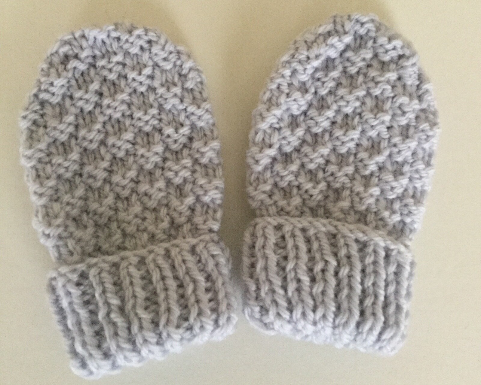 COSY HAND KNITTED MITTENS / GLOVES FOR BABIES 06 MONTHS & 612 MONTHS