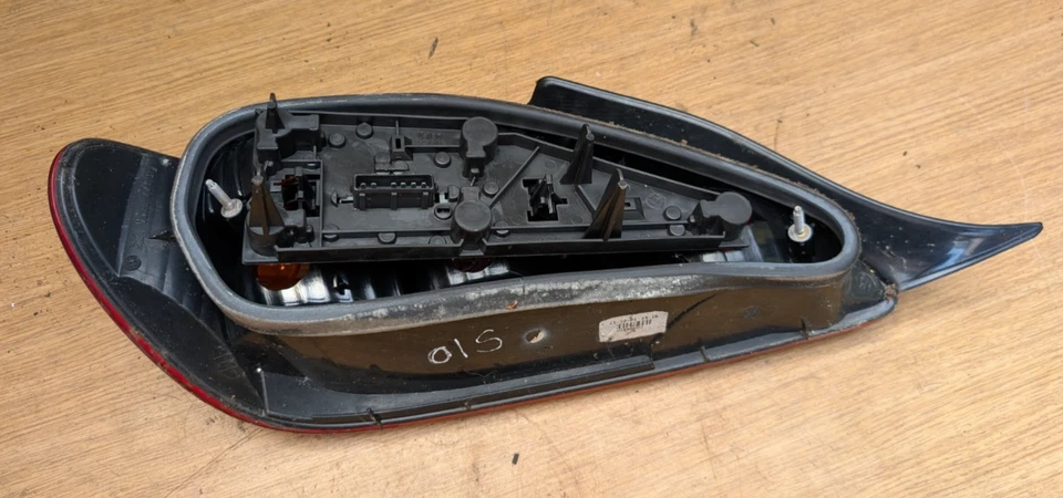 PEUGEOT 406 CUPÉ LUZ TRASERA O/S CONDUCTORES ** Foto 2 de 2