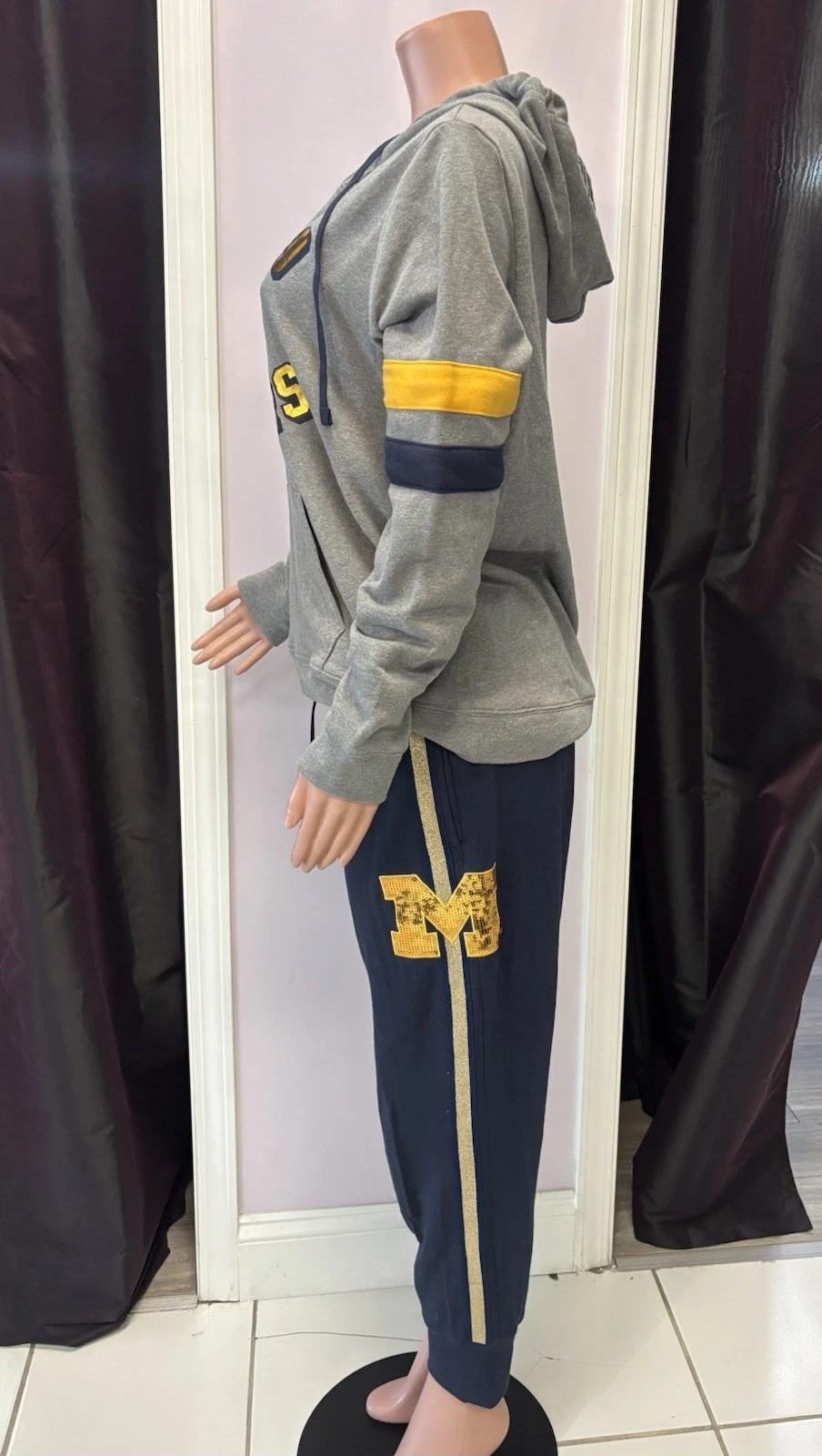 UNDERCOVER Felpa da jogging Victoria's Secret Collegiate Collection U of Michigan taglia Large