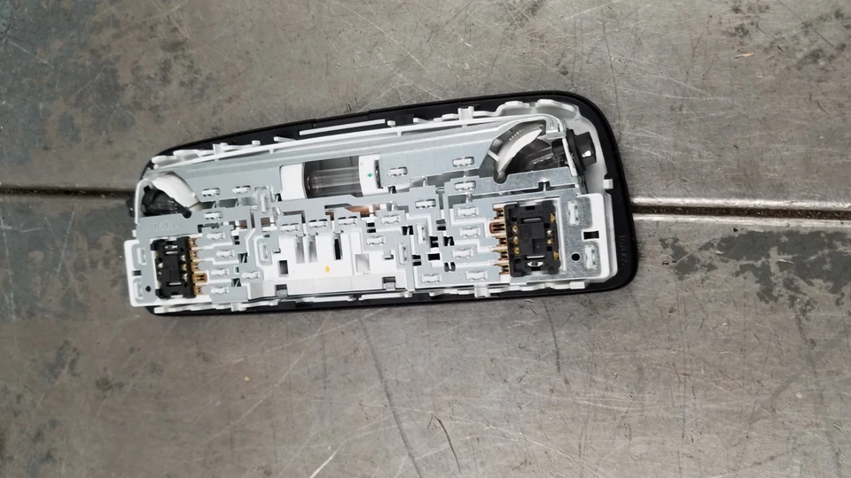 Luces traseras domo Mercedes Benz AMG E 63 2011 #6599 P4 Foto 3 de 4