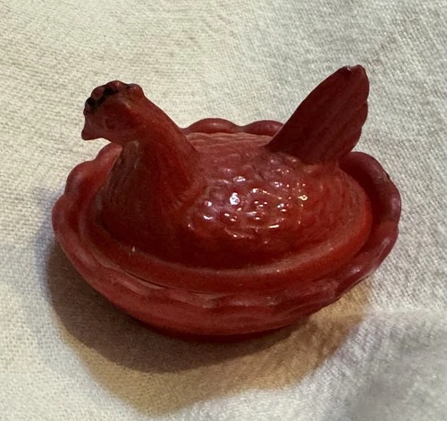 Vintage Westmoreland Mini Red White Glass Hen On A Nest Chicken Salt Cellar/Dip