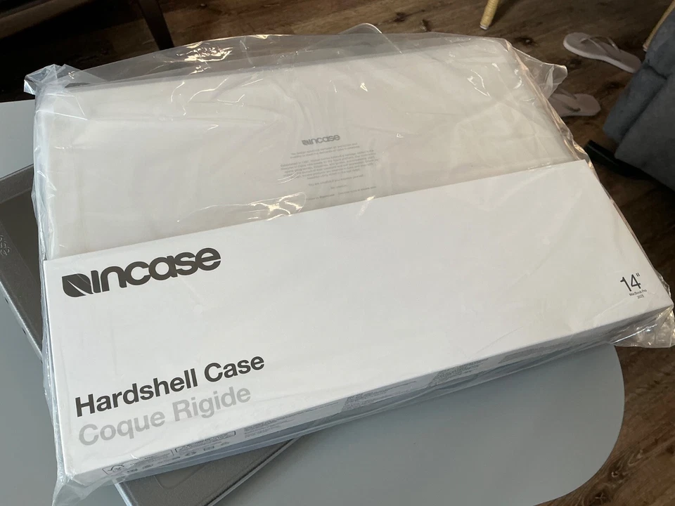 Funda rígida Incase Edge para MacBook Pro de 14” 2021-2024 transparente NUEVA M2 M3 M4 Foto 4 de 4