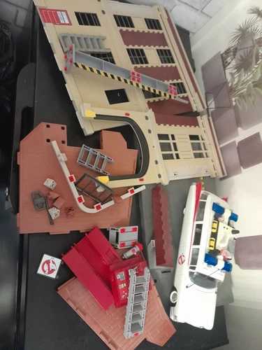 GHOSTBUSTERS Playmobil Figure Firehouse With Car lot Pieces .no Idea If Complet
