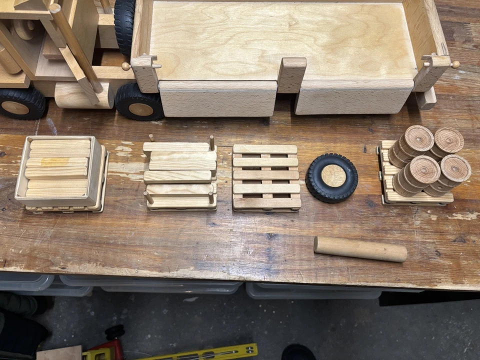 Großer Holz LKW mit Ladung und passendem Gabelstapler - Bild 3 von 4
