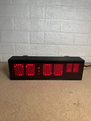 Digitale Wand-/Tischuhr rote LED Punktmatrixanzeige - 230V netzbetrieben