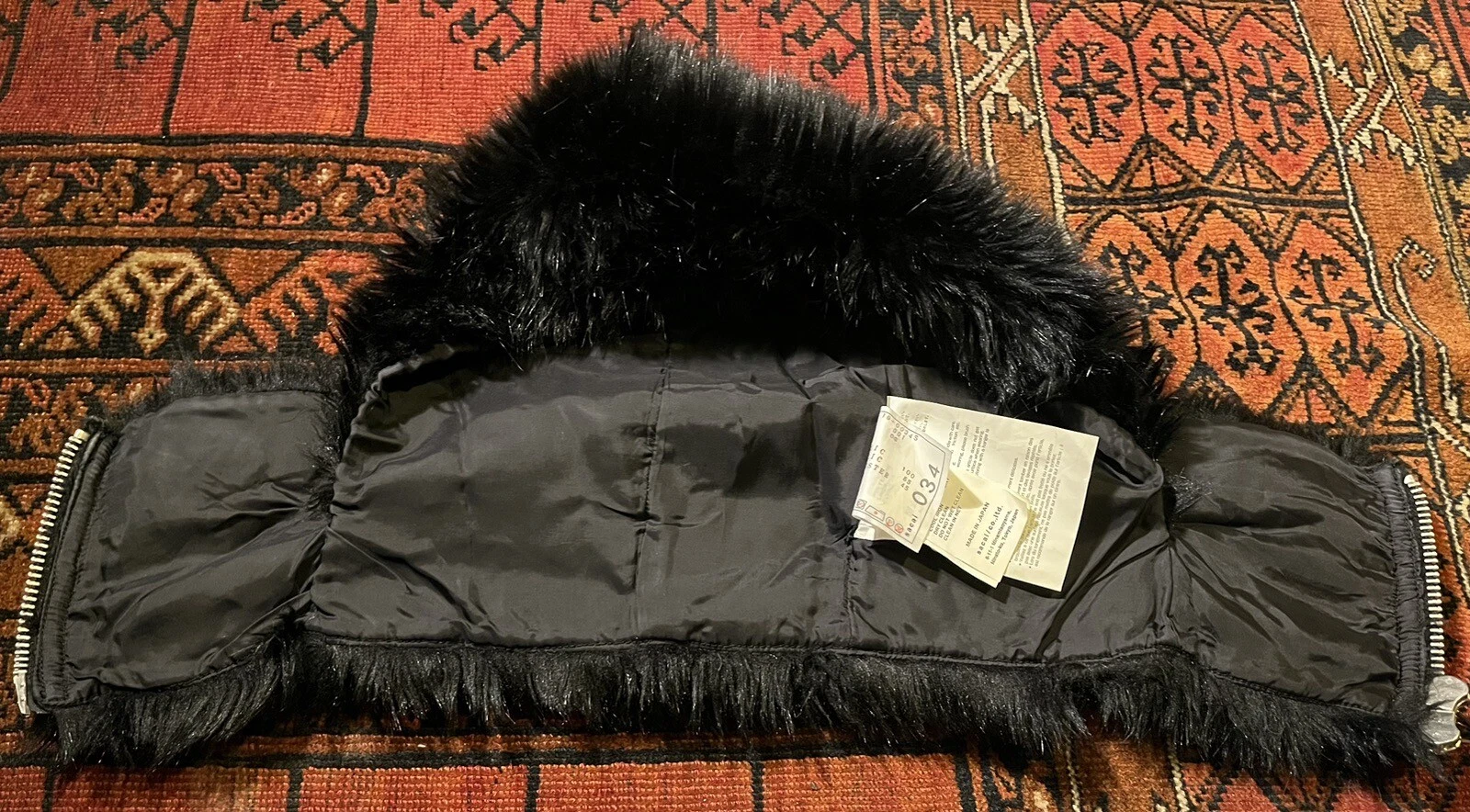 Cappuccio in pelliccia sintetica Sacai nero nuovo senza etichette al dettaglio $450