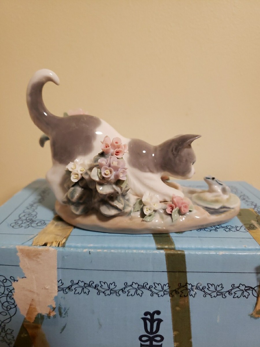 Lladro #1442 Kitty Confrontation Cat with Frog & Flowers